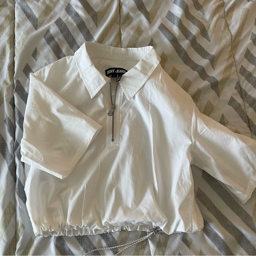 DKNY yeans tops
Half Sleeve Zipup Blouson New without tags